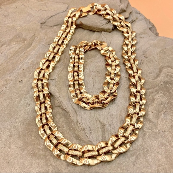 Elegant Gold Necklace Set - Picture 1 of 8